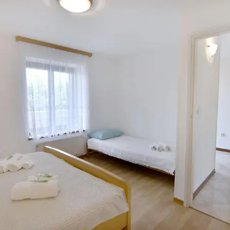 Apartamento Grosse In Babici Mit Garten Und Terrasse