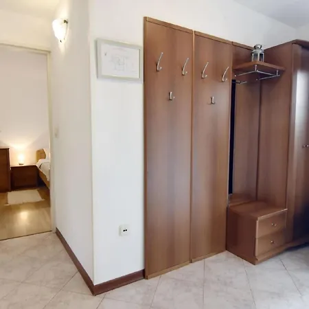 Grosse In Babici Mit Garten Und Terrasse Apartamento