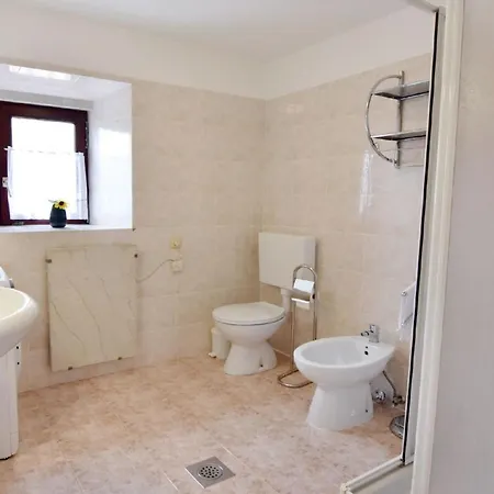 Apartment Grosse In Babici Mit Garten Und Terrasse Umag