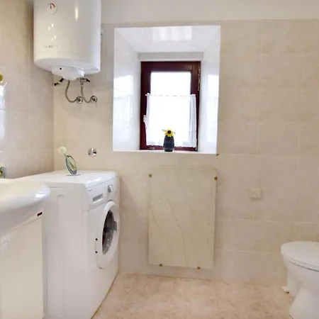 Apartamento Grosse In Babici Mit Garten Und Terrasse
