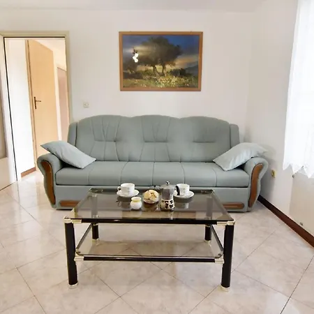 Grosse In Babici Mit Garten Und Terrasse * أوماغ