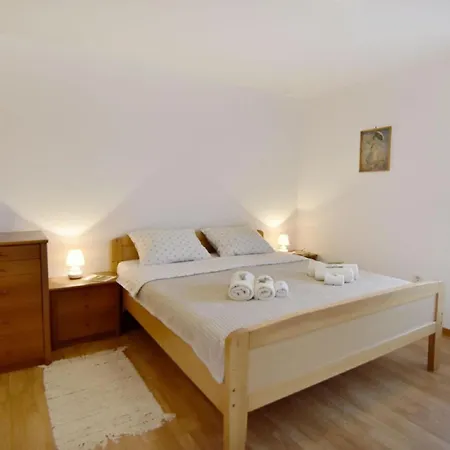 Apartment Grosse In Babici Mit Garten Und Terrasse *
