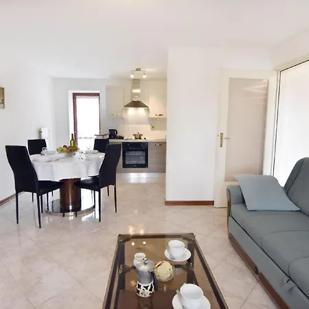 Grosse In Babici Mit Garten Und Terrasse Umag