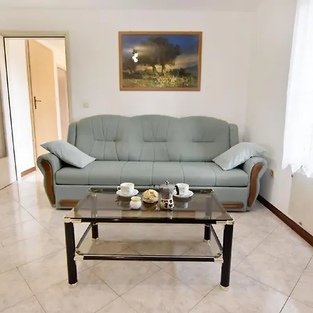 Apartment Grosse In Babici Mit Garten Und Terrasse *