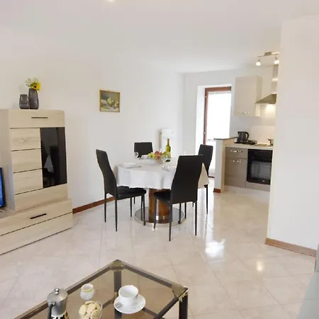 Grosse In Babici Mit Garten Und Terrasse Apartment Umag