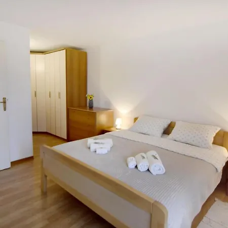 Grosse In Babici Mit Garten Und Terrasse Apartment *