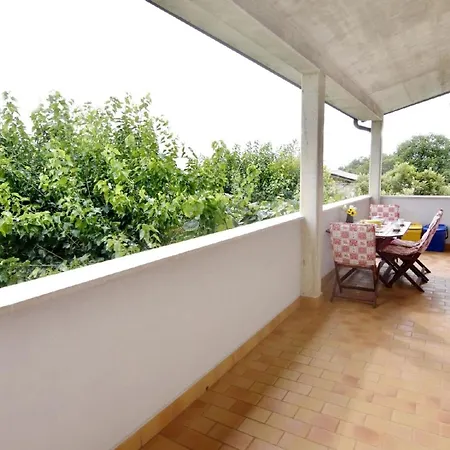 Grosse In Babici Mit Garten Und Terrasse Umag